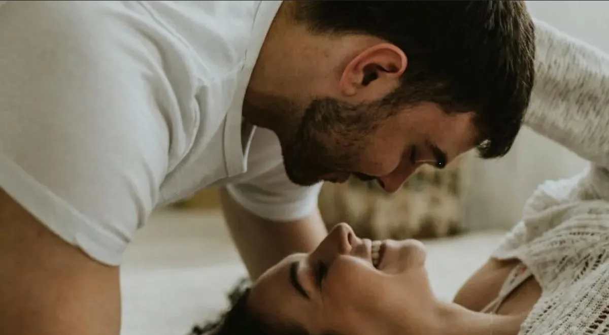 Así puedes usar el hielo para disfrutar más del sexo este verano