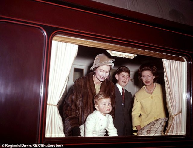 christmas1962queen-margaret-charles-andrew.jpg