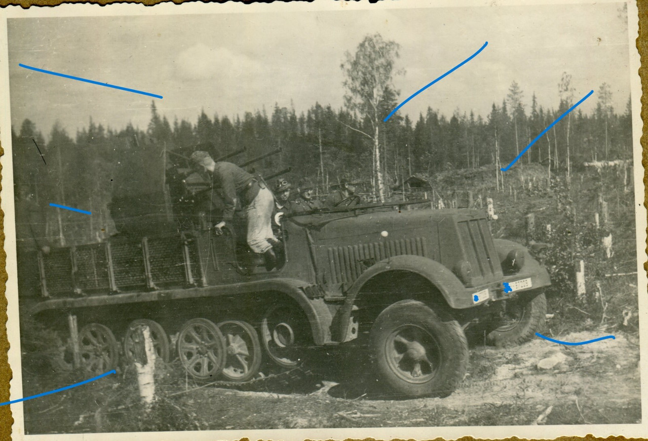 Foto Deutsche Sd Kfz 9 mit Flakvierling Nord (2)