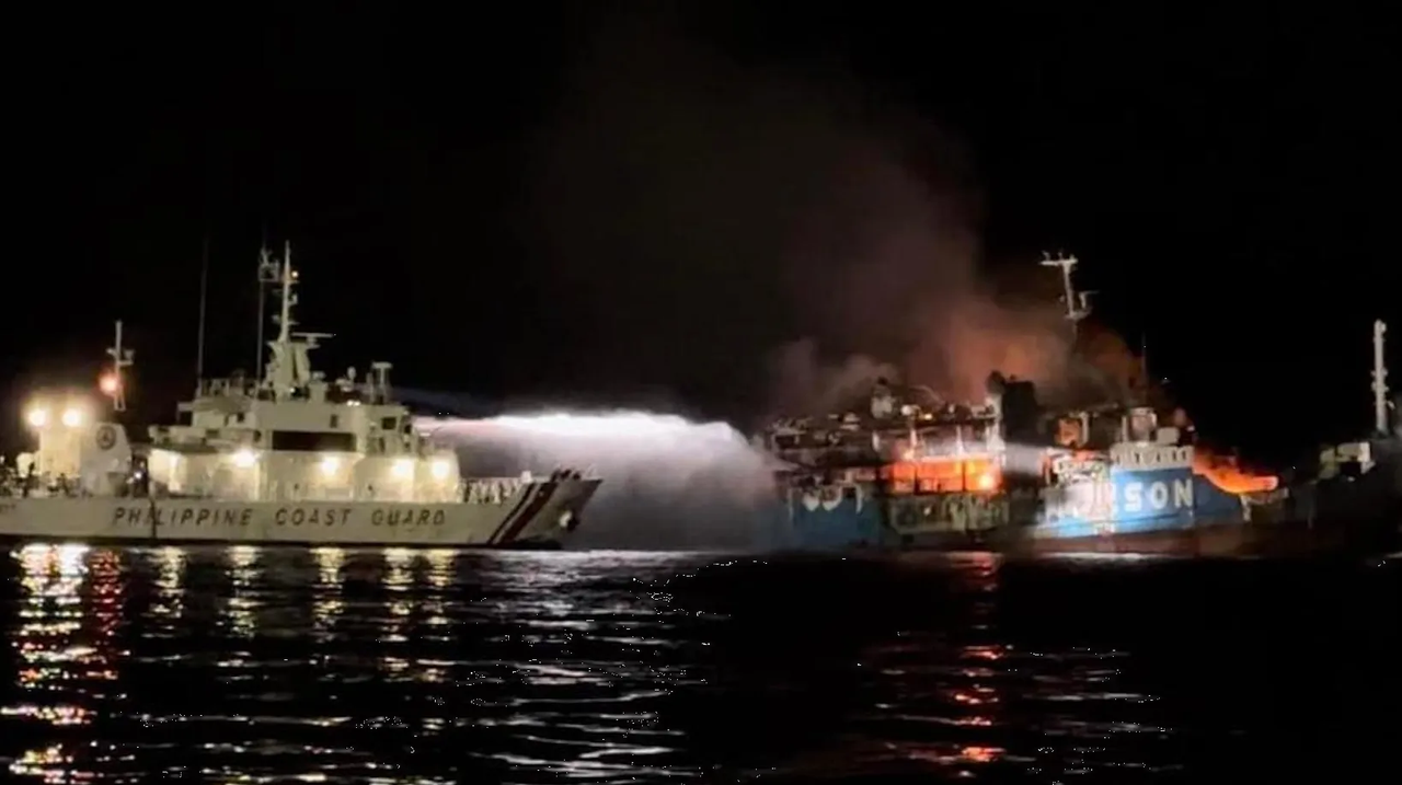 Incendio en embarcación deja al menos 31 muertos en Filipinas