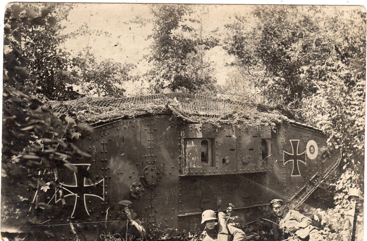 Foto AK Sturm Panzer Tank EK Tarnnetz Soldaten 5#111 WK1 Militär Stahlhelm Ausrü