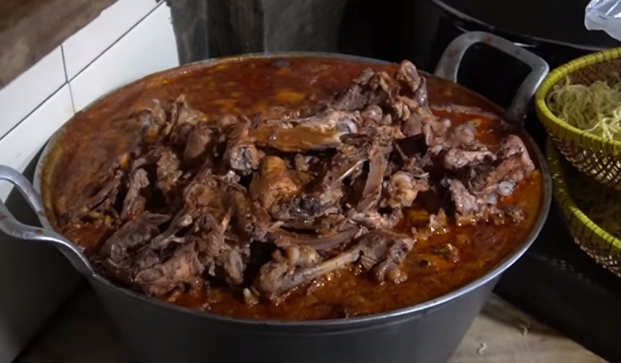 Tulang ayam yang menjadi topping sajian Mie Tulang Pak Anan.
