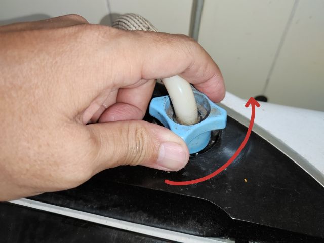 buka penutup hos air mengikut arah lawan jam