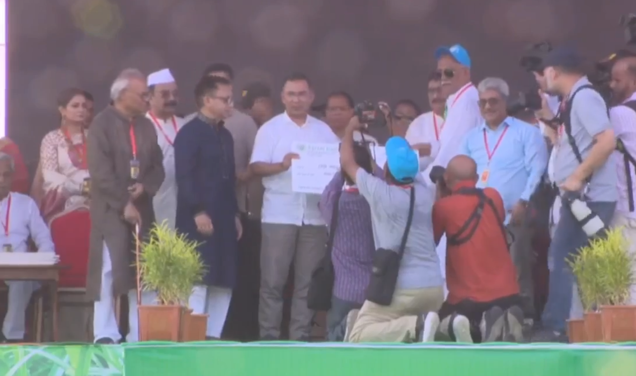 আখচাষি হিসেবে সরকারি প্রণোদনা নিয়েছেন রাজশাহী-৬ এমপি আবু সাঈদ চাঁদ