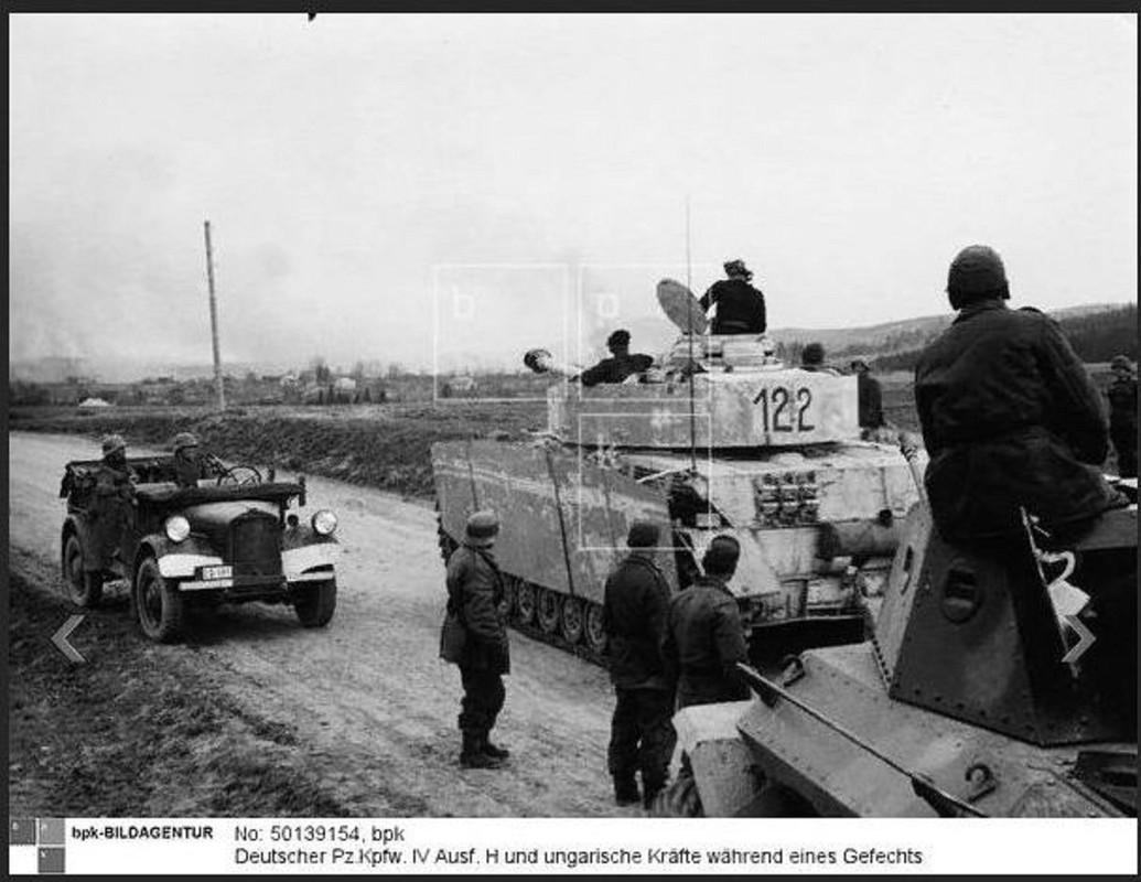 Deutscher Pz.Kpfw. IV Ausf. H und ungarische Kräfte während eine