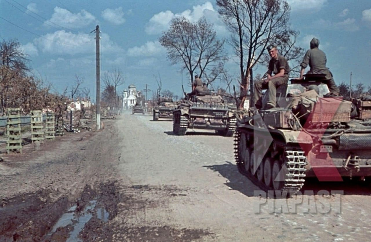 GERMAN PANZER 3 1ST BATTERY, 75TH PANZER ARTILLERY REG, 3RD PANZER DIV STARY BYCHOW ON THE DNIEPR ON