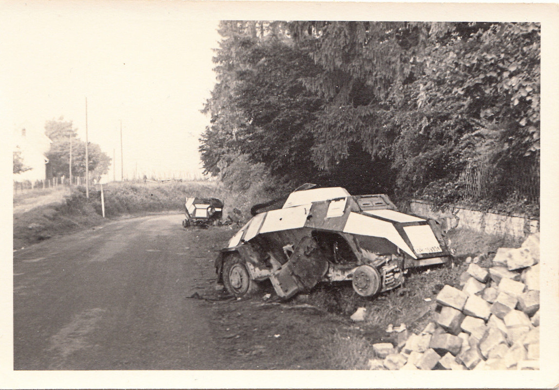 Wehrmacht zerstörter Panzerspähwagen Sd.Kfz.221 weiße Flächen