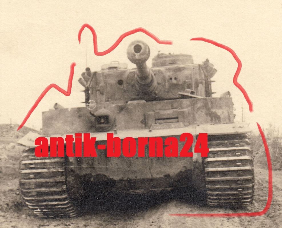 Foto Soldat Panzerkampfwagen VI Tiger Panzer Tank Camo Tarn Rußland Funk
