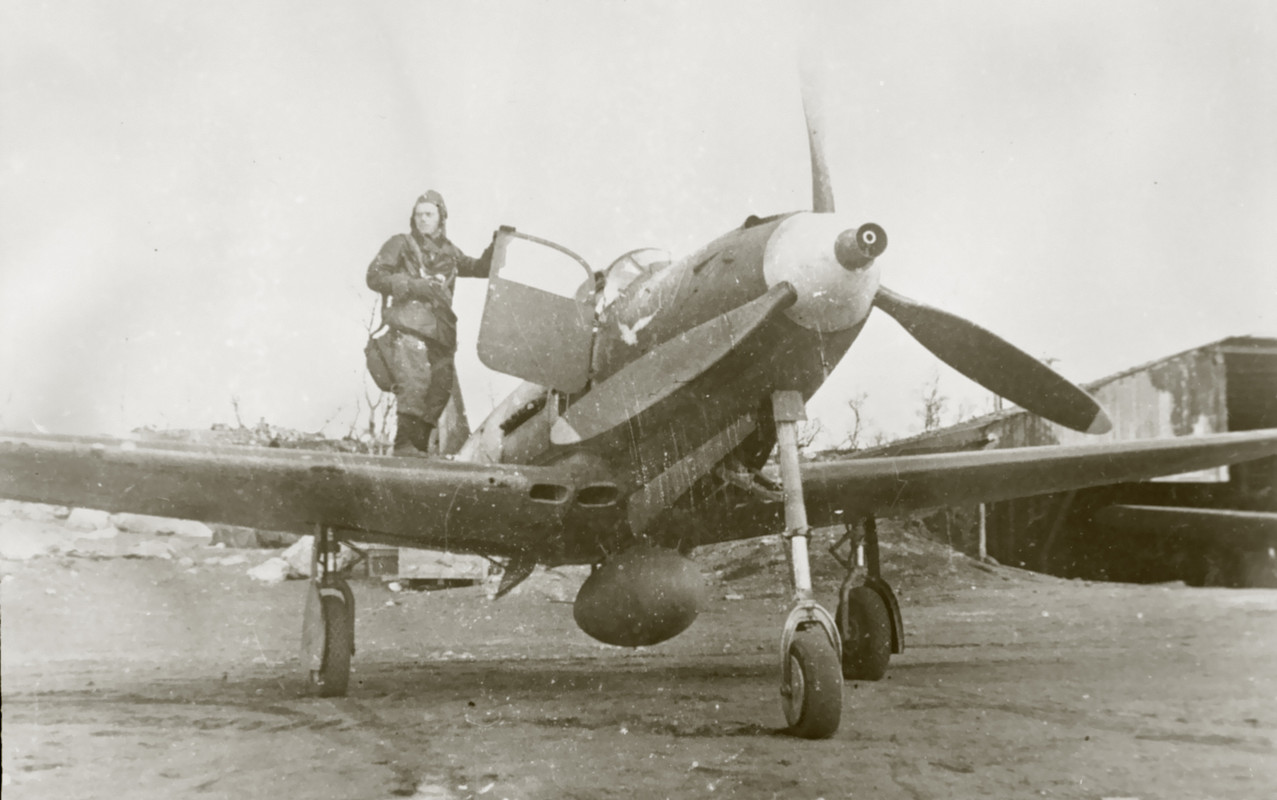 Bell-P-39M-Airacobra-2GvIAP-with-DP-Klimov-at-a-Soviet-airfield-Russia-May-1943-02