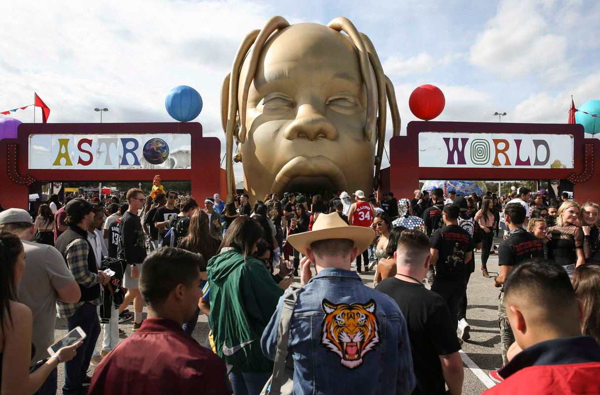 Demandan a Travis Scott tras tragedia en Astroworld