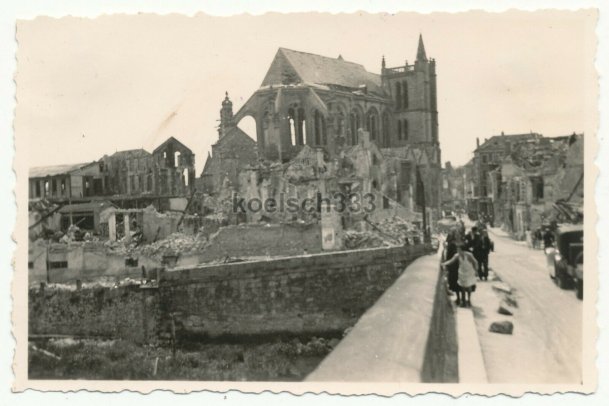 Foto Häuser Ruinen und Kathedrale in einer Frontstadt im Westen Frankreich 1940