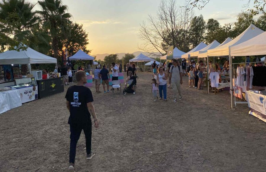 , Kalamata Pamisos River Action: &Omicron;&lambda;&omicron;&kappa;&lambda;&eta;&rho;ώ&nu;&omicron;&nu;&tau;&alpha;&iota; &omicron;&iota; &delta;&iota;ή&mu;&epsilon;&rho;&epsilon;&sigmaf; &delta;&rho;ά&sigma;&epsilon;&iota;&sigmaf; &mu;&epsilon; &sigma;&upsilon;&nu;&alpha;&upsilon;&lambda;ί&alpha; &alpha;&pi;ό &tau;&omicron;&upsilon;&sigmaf; &laquo;&Alpha;&kappa;&rho;&omicron;&beta;ά&tau;&epsilon;&sigmaf;&raquo; &kappa;&alpha;&iota; &tau;&omicron;&nu; &laquo;&Epsilon;&iota;&sigma;&alpha;&gamma;&gamma;&epsilon;&lambda;έ&alpha;&raquo;