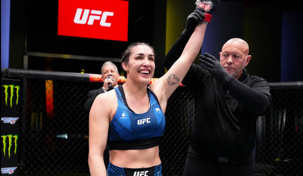 Деколтетата на потниците на Venum в UFC - прекално дълбоки