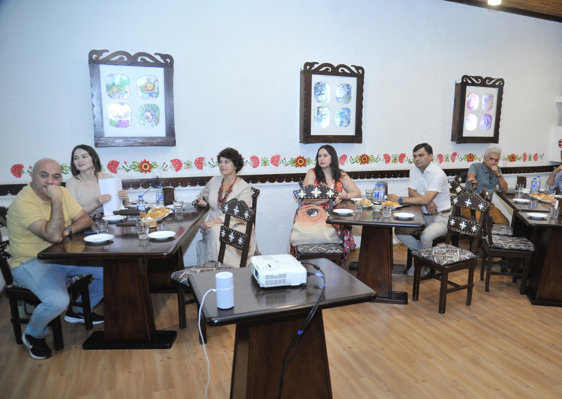 64AC5D2D-3513-4726-BFC4-37F4E376DEA8