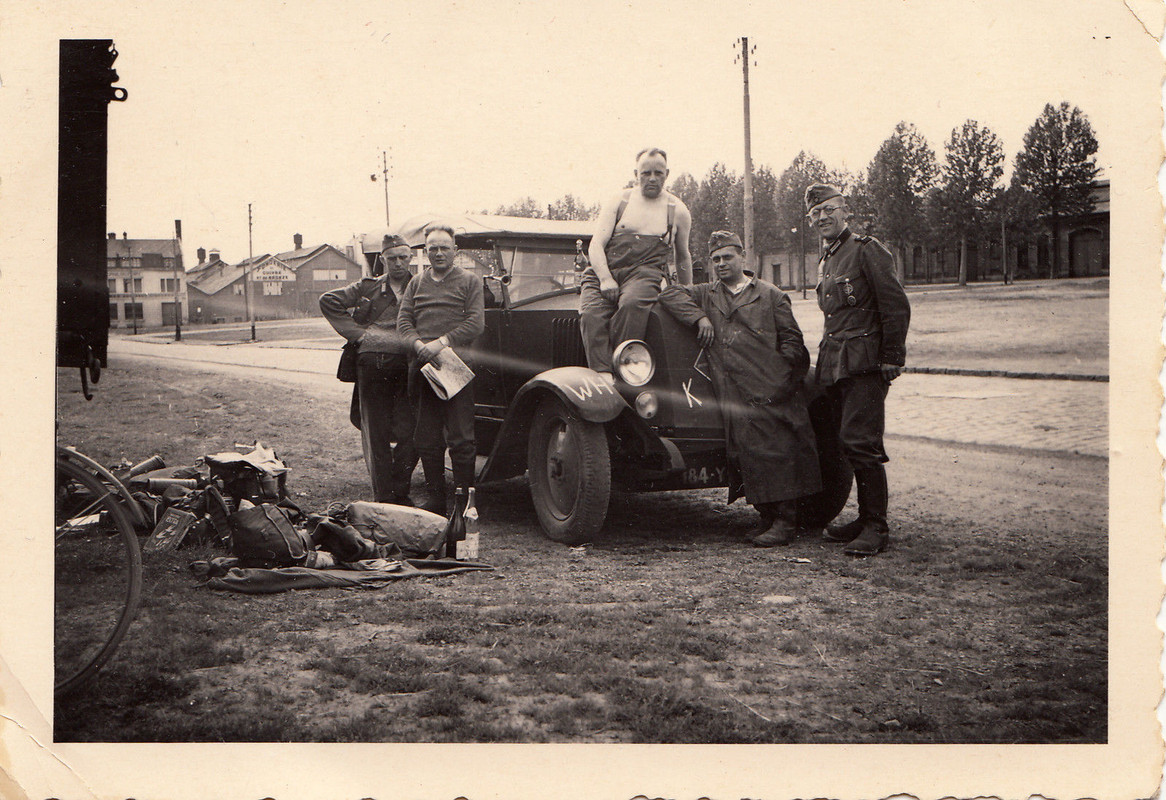 Wehrmacht Frankreich Landser mit BEUTE PKW Kübel