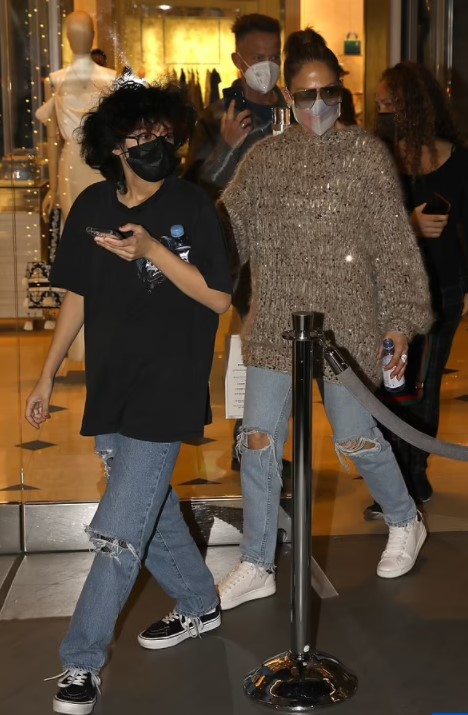 Jennifer Lopez y su hija Emme lucen guapas en las compras para Navidad