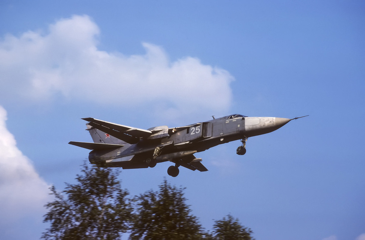 11 ORAP Su-24MR 25 White_0615310_16.09.91