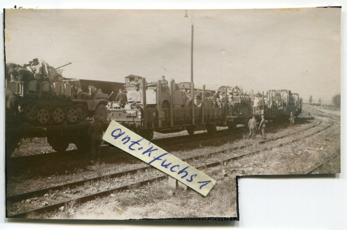 SPW`s,Halbketten und Kübelwagen auf Eisenbahn in