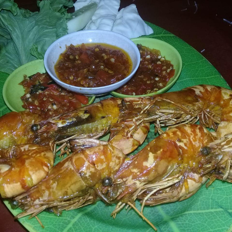 Mail Lesehan, pilihan tempat makan malam enak di Jakarta Selatan yang tawarkan menu penyetan dengan berbagai pilihan lauk dan tiga jenis sambal.