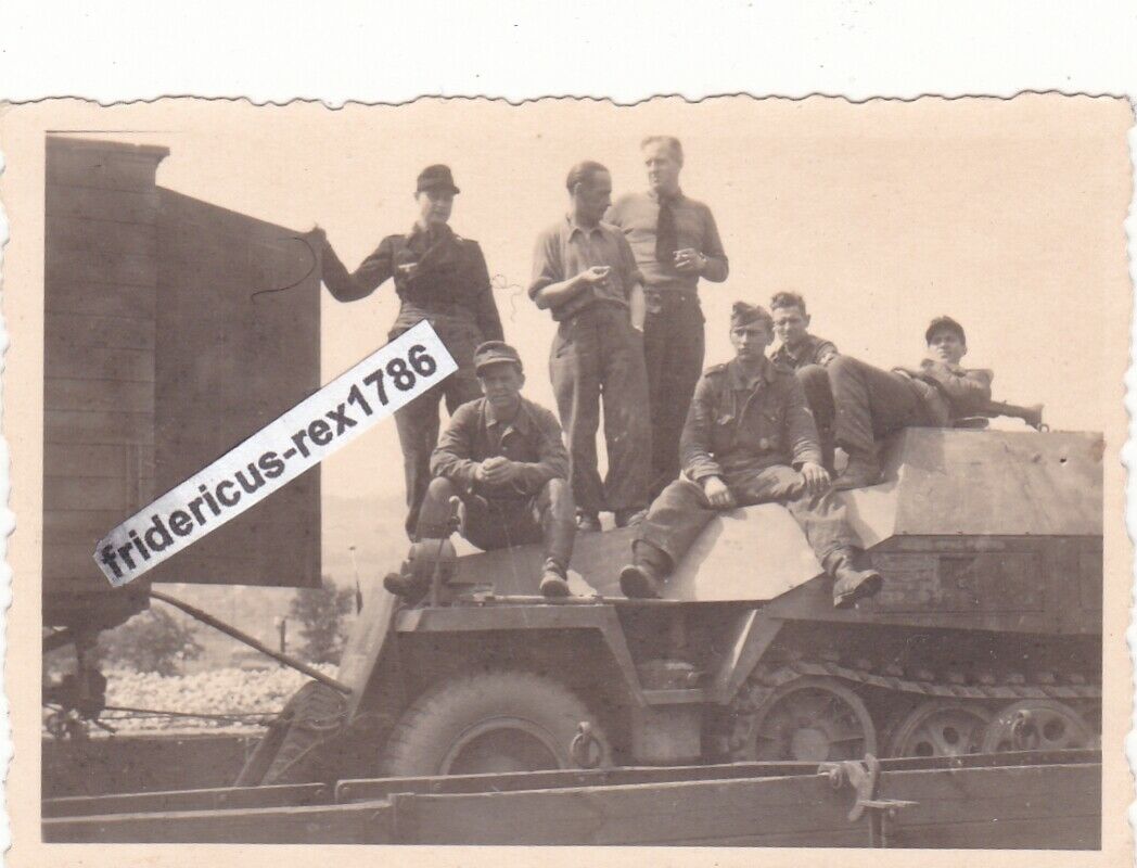 Foto Schützenpanzerwagen Sd.Kfz. 251 mit Besatzung Front fahrt J
