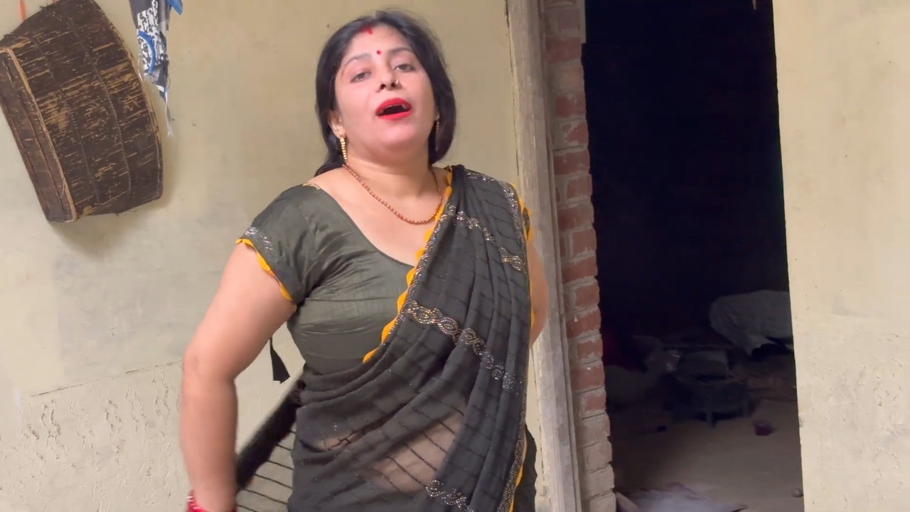 Milky Busty desi aunty sexy boobs Cleavage in green saree.mp4_snapshot_04.00.478