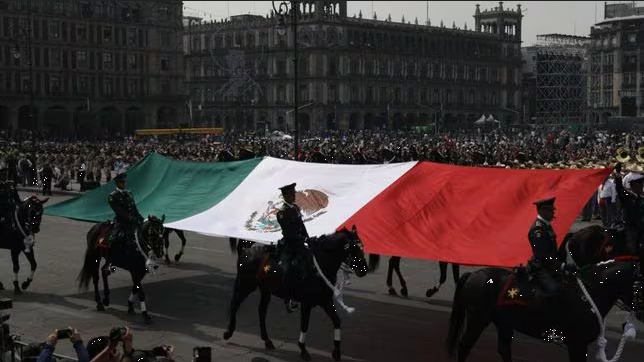 (Crónica) En caballo, tráiler, auto clásico y a pie festejan a la Revolución Mexicana
