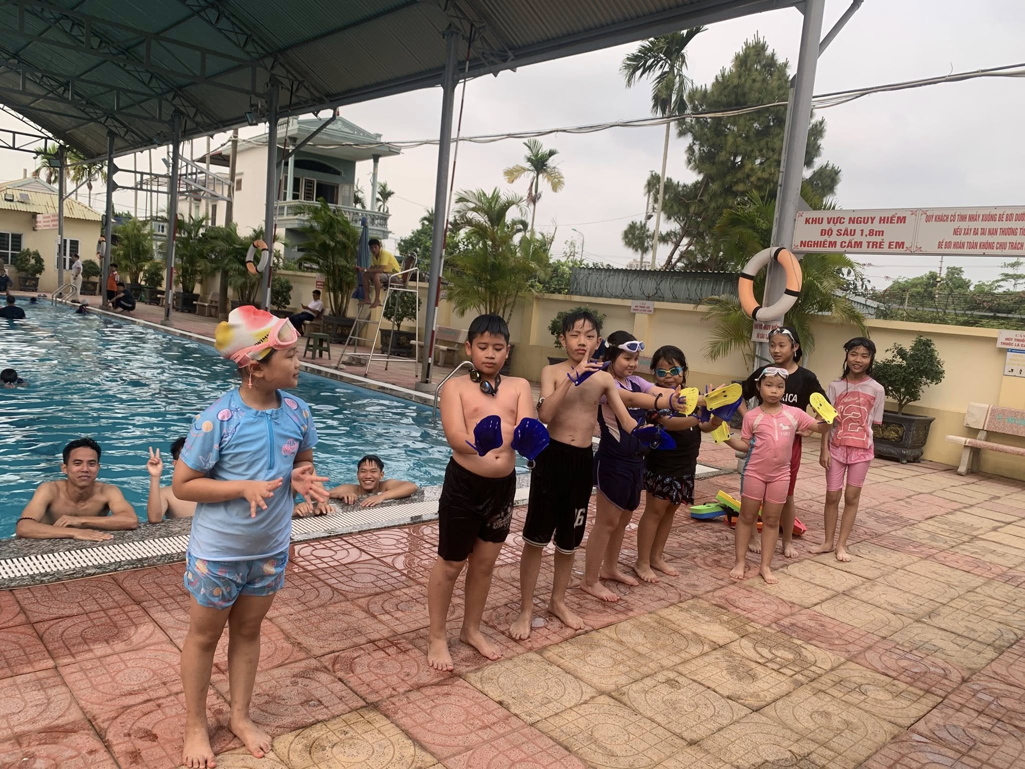 huấn luyện viên bơi