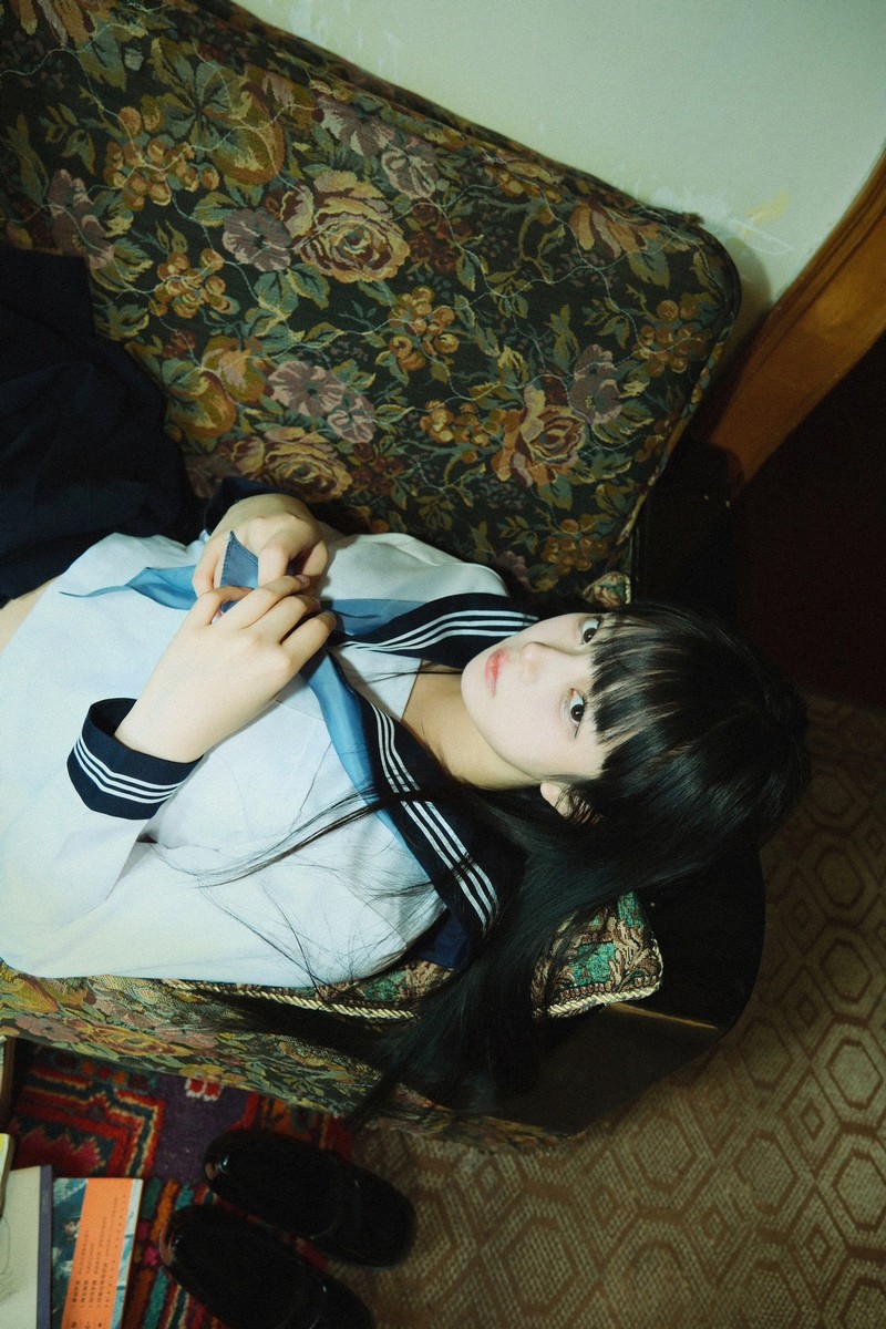 白莉爱吃巧克力 闺房JK 制服写真【20P｜150MB】插图4