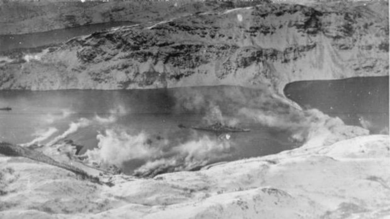 El Tirpitz, amarrado en un fiordo noruego. El humo es artificial y pretendía ocultar el acorazado - Wikipedia - Imperial War Museums