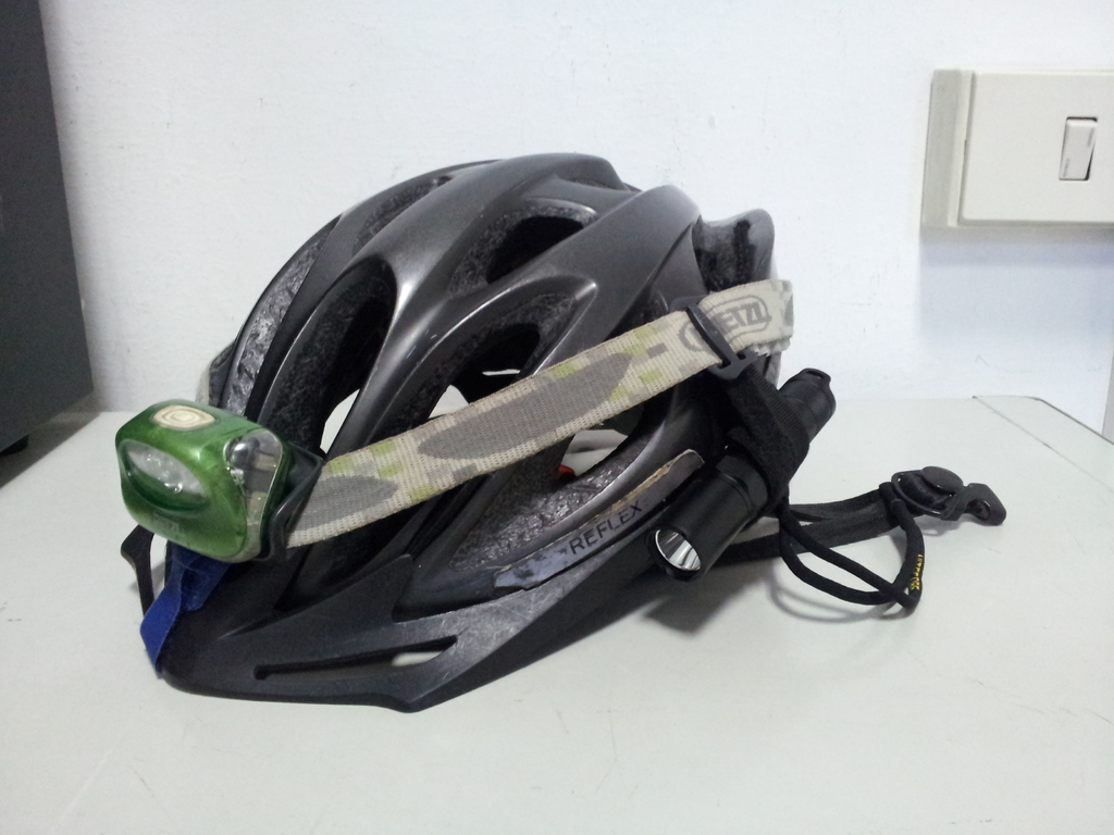 nitecore_casco_petzl_tikka