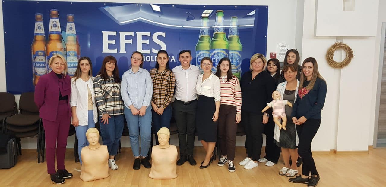 Instructor demonstrând manevre de prim ajutor