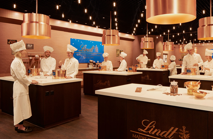 Suasana pembuatan cokelat di Lindt Home of Chocolate