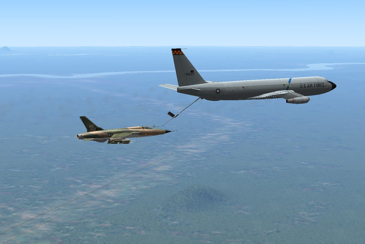 KC-135A_F-105D
