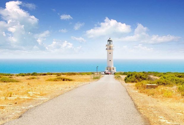 Formentera: el destino ideal para unas vacaciones de relax total Faro-cap-de-barbaria