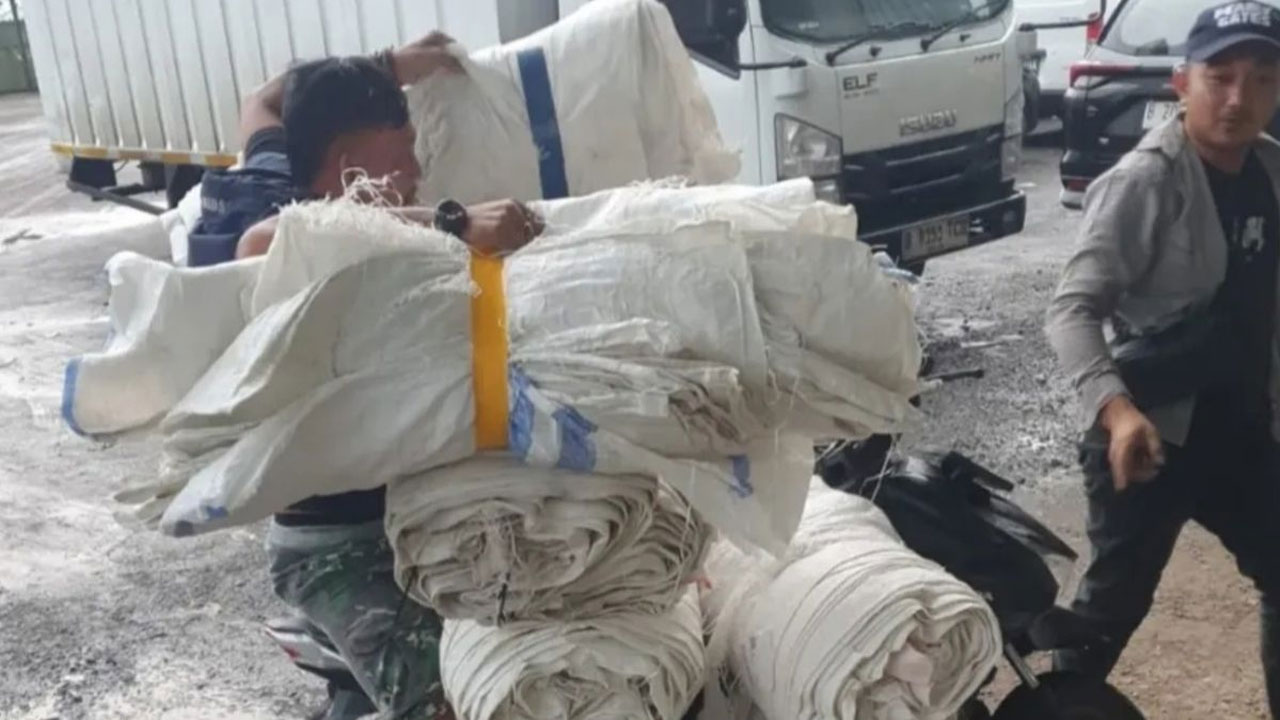 Sekelompok Oknum Mengaku Ormas Palak Gudang Ekspedisi di Karawang