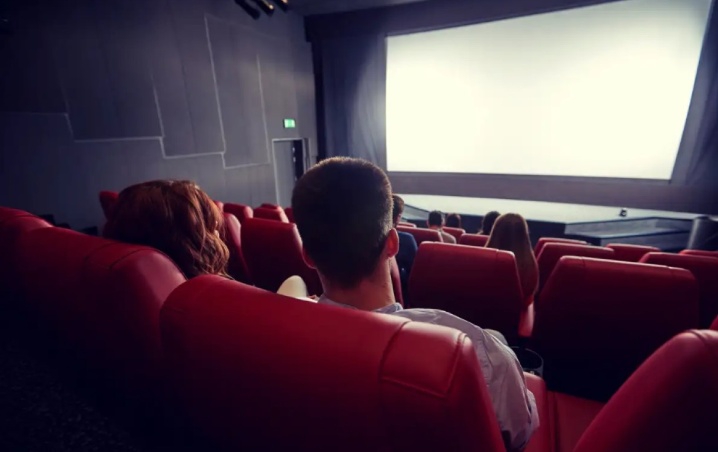 Joven lleva a novia y a la amante al cine, su infidelidad ahora es viral en TikTok