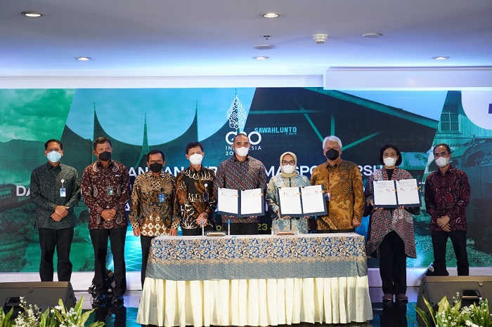 Dari kiri: Direktur Utama KAI Didiek Hartantyo, Sekretaris Kemeterian BUMN Susyanto, Direktur Utama Bio Farma Honesti Basyir, Direktur Niaga KAI Hadis Surya Palapa, Direktur Bisnis dan Pemasaran SIG Aulia Mulki Oemar, Direktur SDM, Tata Kelola dan Manajemen Risiko Pupuk Indonesia Tina T Kemala Intan, Wakil Direktur Utama Pupuk Indonesia Nugroho Christijanto, Direktur Hubungan Kelembagaan Bio Farma Sri Harsi Teteki, dan Direktur Utama SIG Donny Arsal usai Penandatanganan Perjanjian Kerja Sama (PKS) di Hotel Borobudur, Jakarta Pusat, Kamis (23/6).
