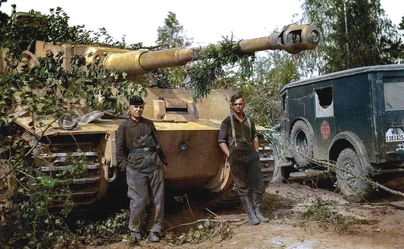 Camouflaged-Tiger-tank-with-crew-members-near-the-Leningrad-front-mid-1943.webp