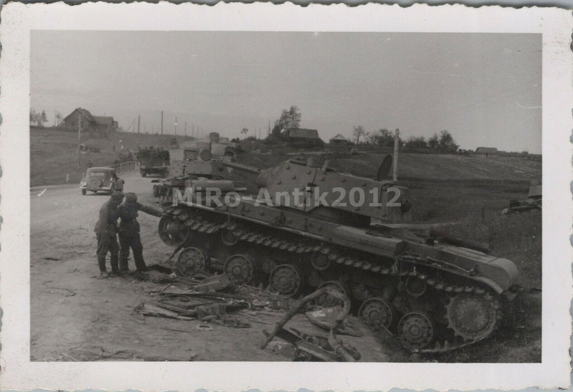 zerstörter 44 Tonner KW I Panzer verstärkt der Russen