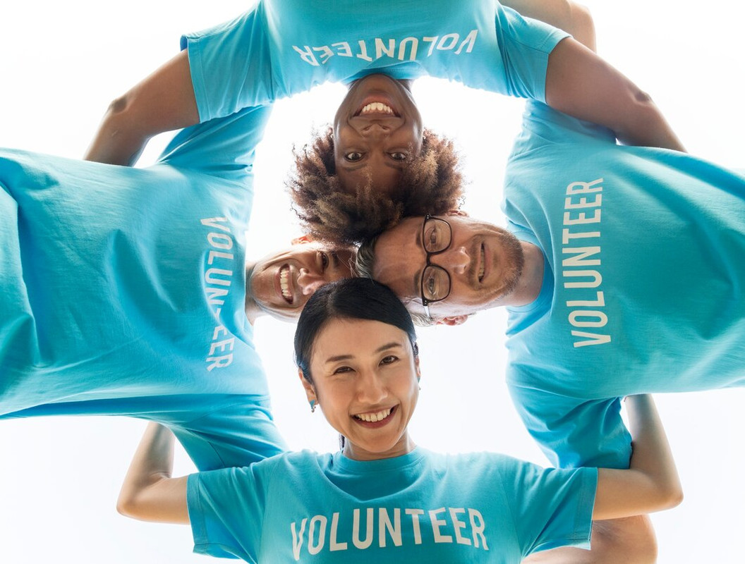 Voluntários trabalhando juntos