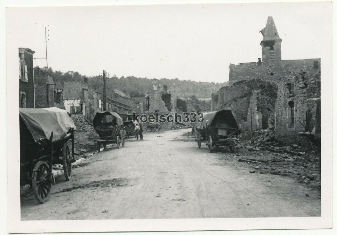 Foto Pferde Feldwagen Anhänger in den Ruinen von Carignan Frankreich Westfront
