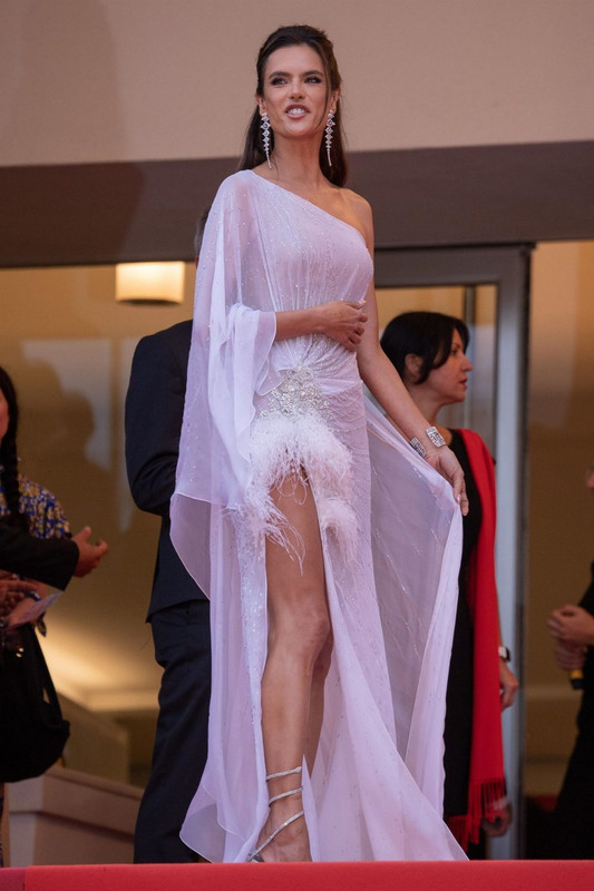 Alessandra-Ambrosio-upskirtSTARS.com-1024x1252 (43)