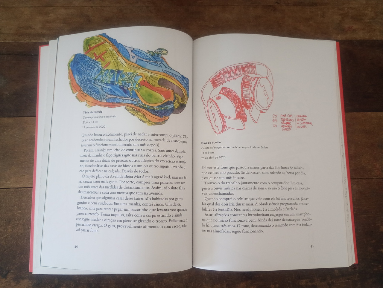 Livro aberto ao meio, onde se vê ilustrações de um par de tênis de tênis do lado direito, e do lado direito, headphones. Abaixo de cada desenho, um texto detalhando o processo criativo de cada um.
