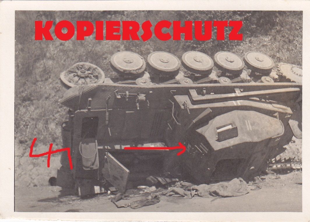 Frankreich umgestürzter Panzer II mit Kennung Ru