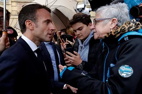 Macron conversa con una vecina durante su visita este miércoles a Charleville-Mezieres, Las Ardenas. EFE