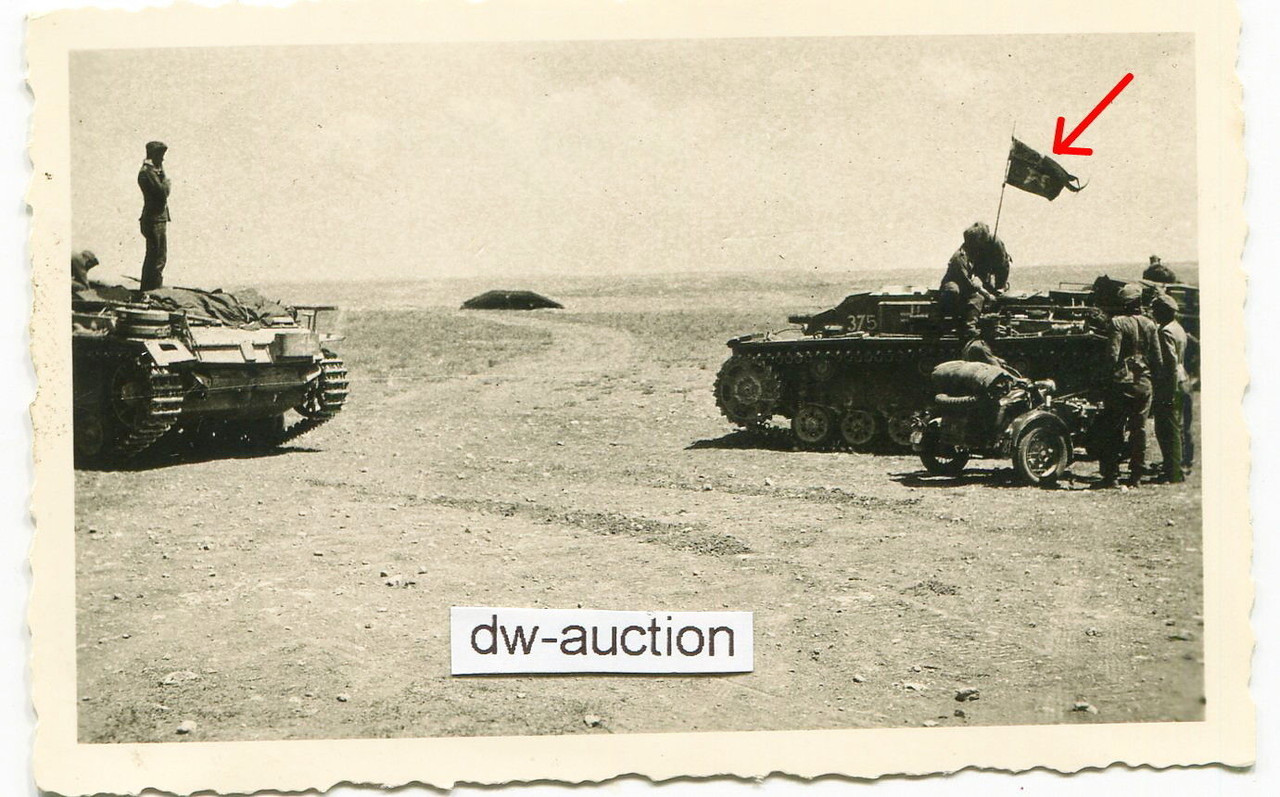 Sturmgeschütz mit erbeuteter russischer Fahne