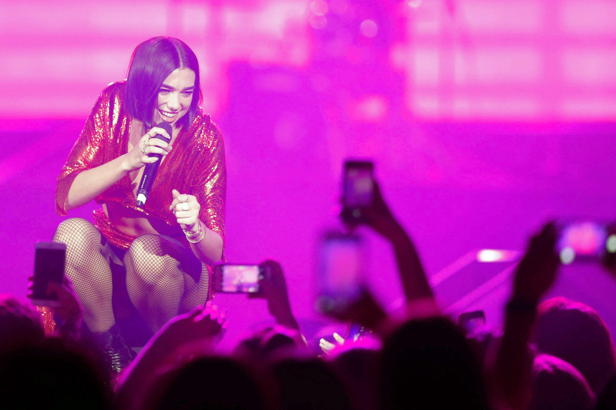 Dua-Lipa-Sexy-Legs-8a