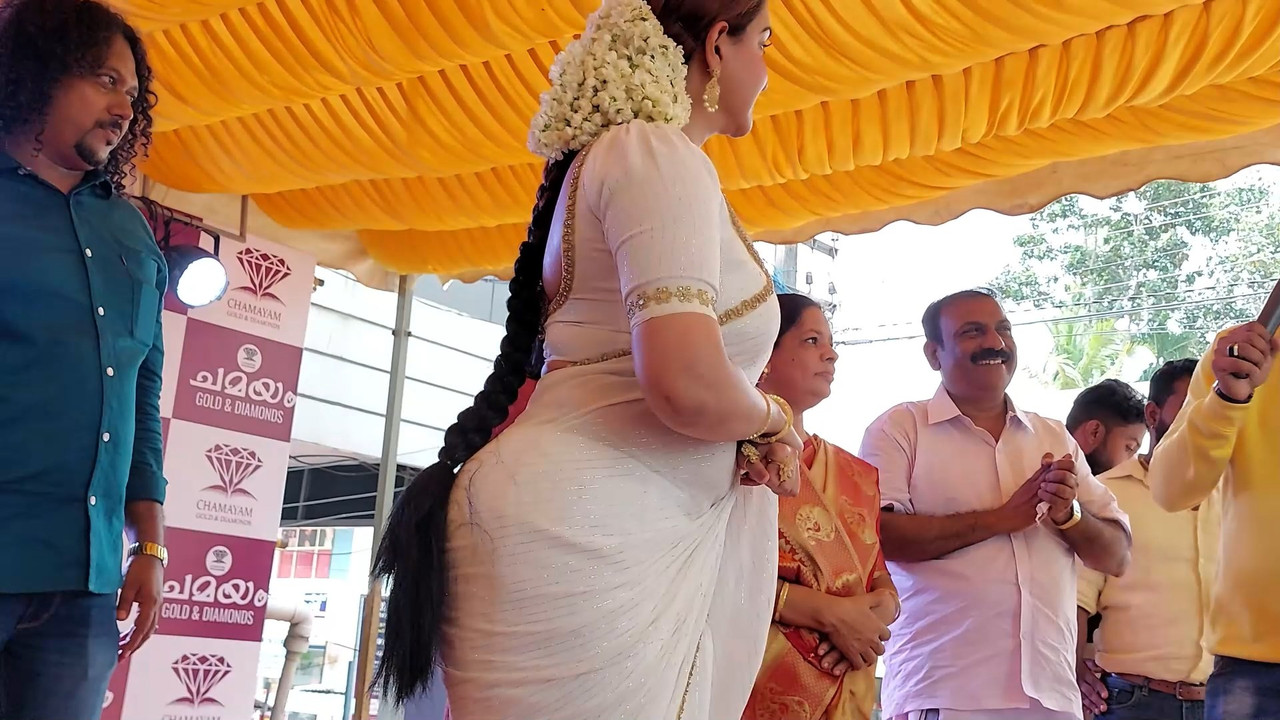 Honey-Rose-Huge-ASS-Navel-and-boobs-in-white-Saree-mp4-snapshot-00-00-552.jpg