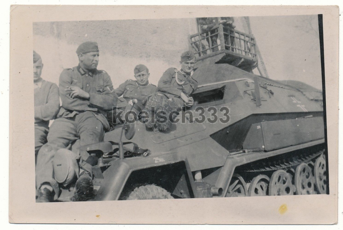 Foto Soldaten der Wehrmacht auf Schützenpanzer Sd.Kfz. WH Panzer