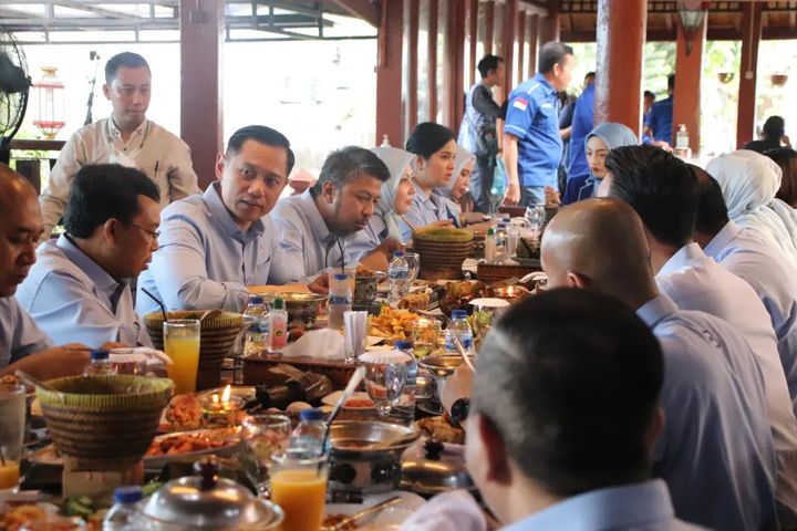 Agus Harimurti Yudhoyono saat kunjungi Rumah Makan Sri Melayu, tempat makan siang enak di Palembang.
